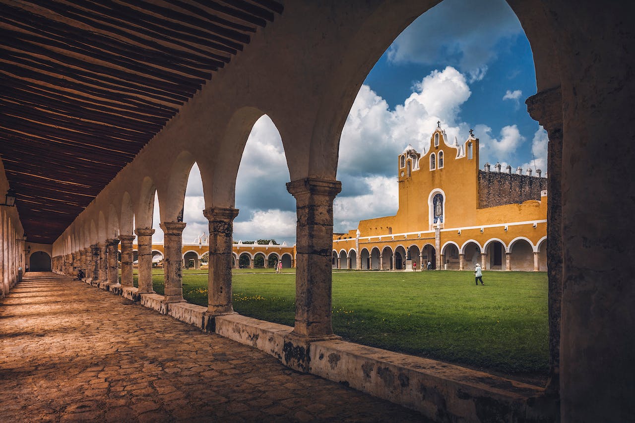 Izamal ciudad amarilla — convento + artesanos + talabarteros