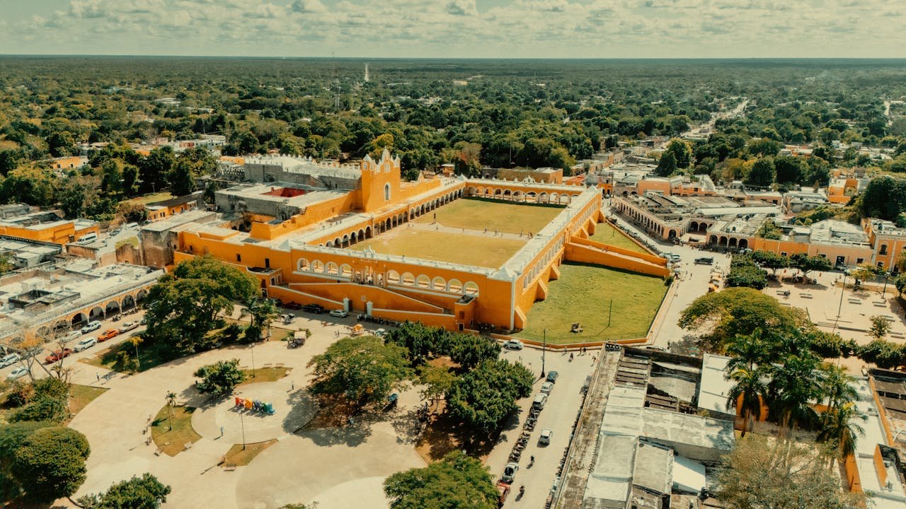 Izamal ciudad amarilla — convento + artesanos + talabarteros