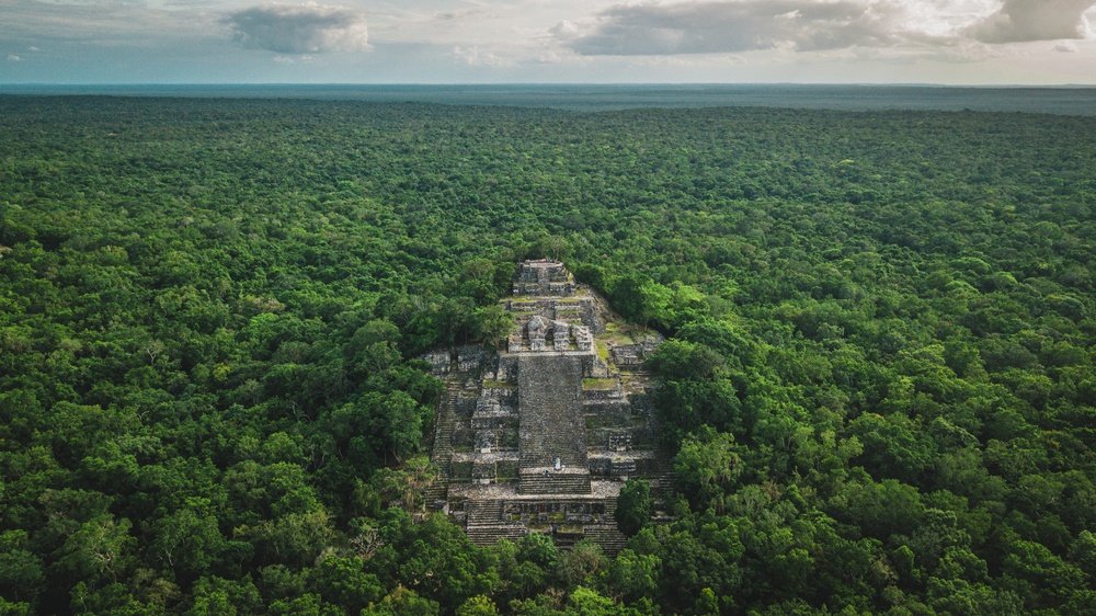 Calakmul privado con arqueólogo — la Estructura II y los mascarones