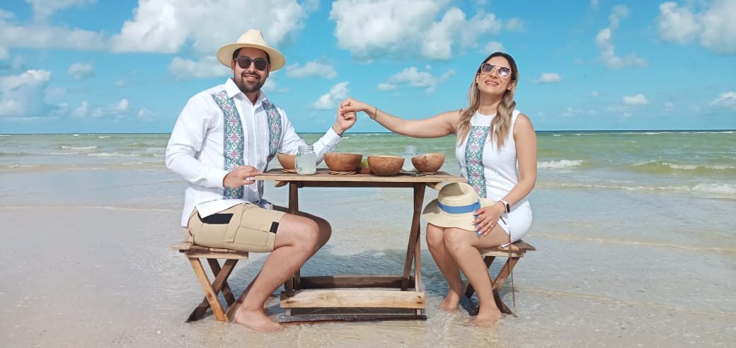 Picnic en medio del mar y snorkel en manantial en Sisal Yucatán (mesa privada 2 personas versión tradicional en lancha compartida)