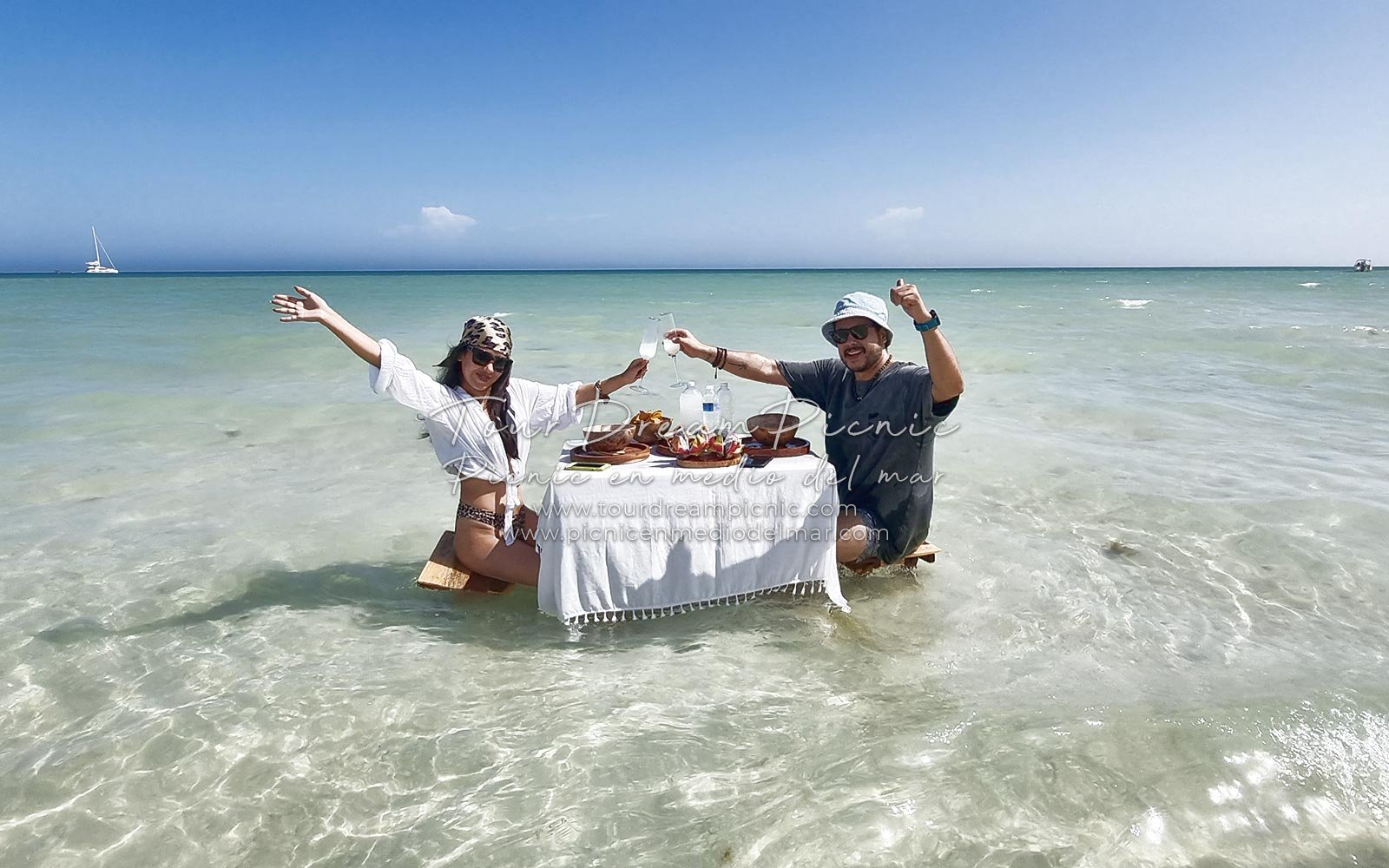 Picnic en medio del mar, mesa privada, recomendado para parejas, tour en lancha compartida saliendo desde Sisal Yucatán