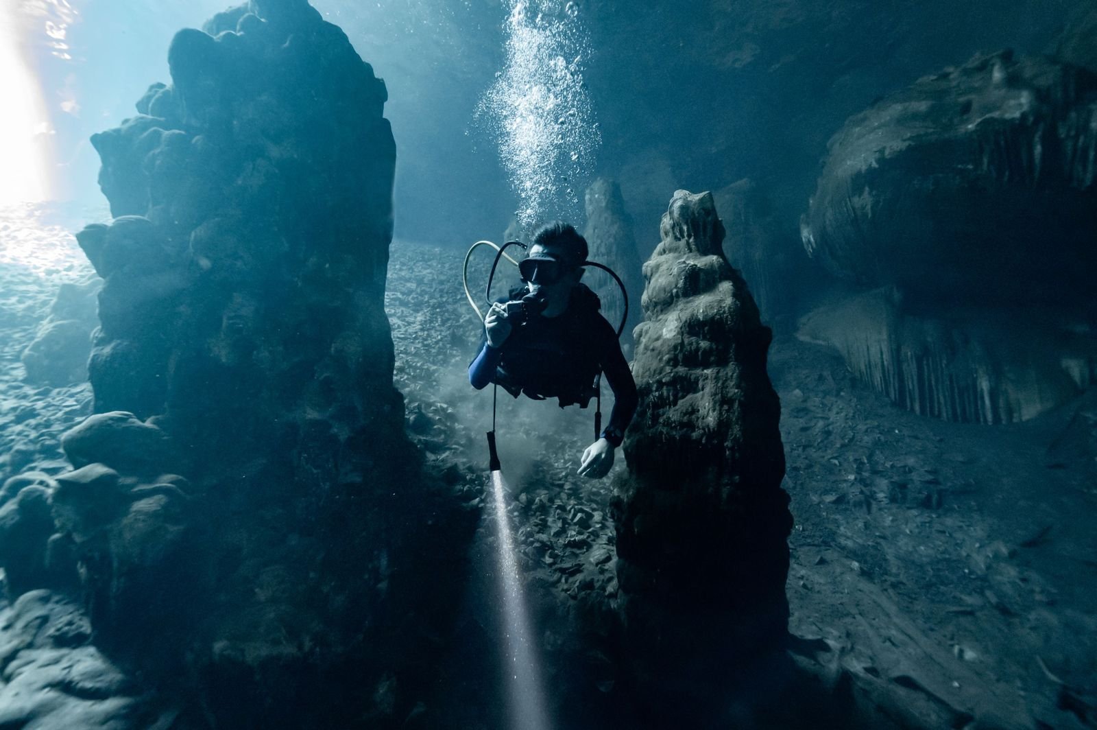 Tour buceo en cenote tipo cueva amplia semi abierta de Yucatán, (2 inmersiones) baja dificultad, ideal para principiantes y buzos open water