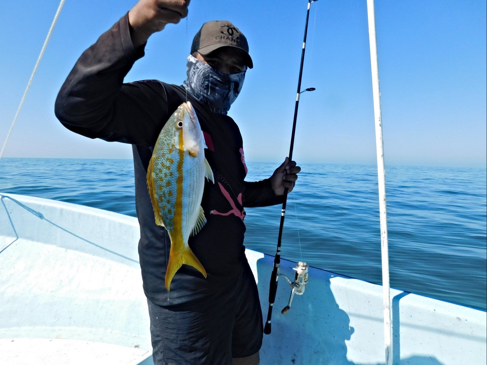 Pesca artesanal o con caña en lancha tradicional yucateca tipo panga en la costa de Sisal Yucatán