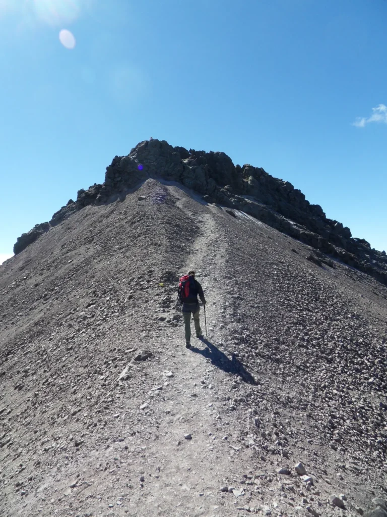 Foto de turista subiendo la Malinche Mexico Expeditions Travel Platform