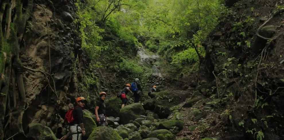 turistas haciendo senderismo en tepoztlan Mexico Expeditions Travel Platform