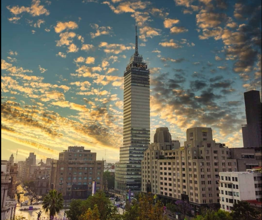 Foto de la torre latino al atardecer Mexico Expeditions Travel Platform