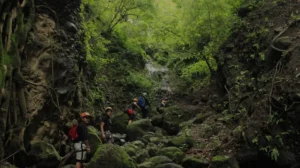 turistas haciendo senderismo en tepoztlan Mexico Expeditions Travel Platform